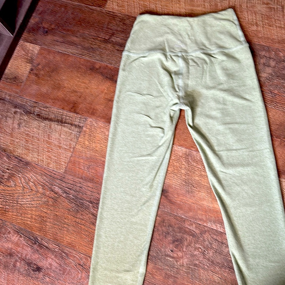 Beyond Yoga spacedye in mint green! Xs in 7/8 length with high waist!